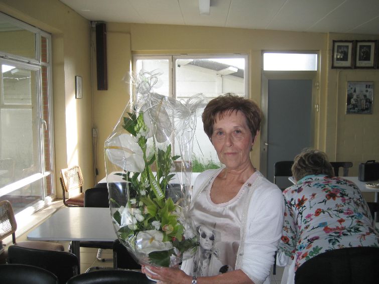 AV2014_05.jpg - Hilda wordt meer dan verdiend in de bloemetjes gezet