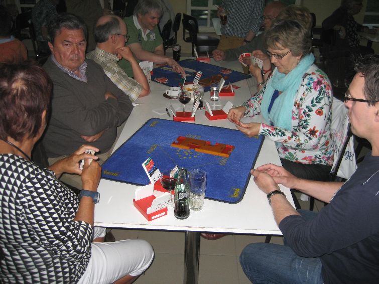 AV2014_30.jpg - Na het eten wordt er natuurlijk gekaart. Monique en Greet nemen het op tegen Willy en Jan