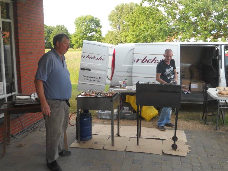 AV15_24.jpg - Kris en zijn compagnon aan de BBQ