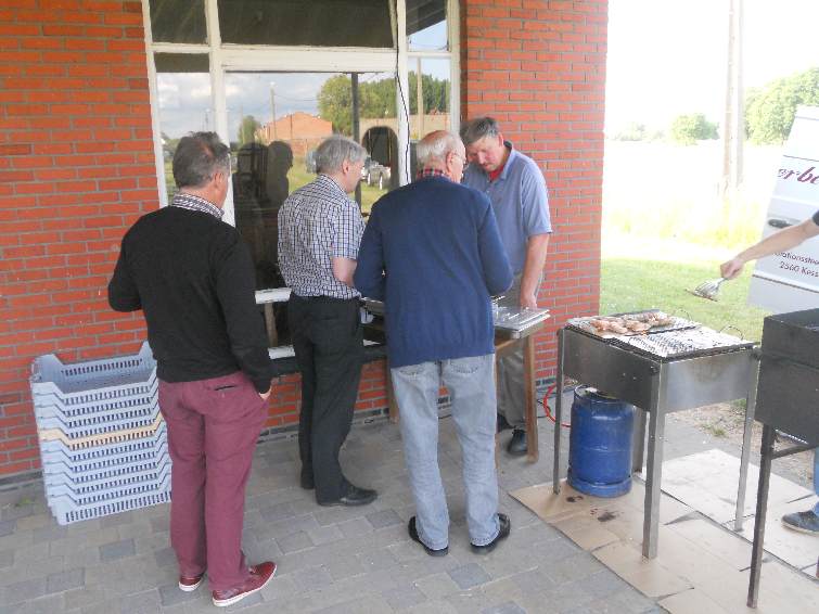 AV15_32.jpg - Aanschuiven aan de BBQ