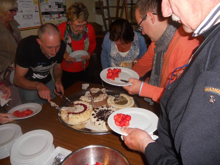 AV15_49.jpg - Kris biedt het dessert aan!