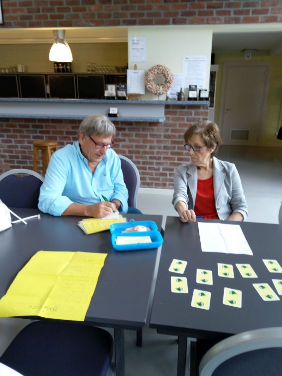 BCL50-04.jpg - Ludo en Hilda schrijven in voor het tornooi