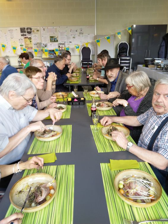 BCL50-17.jpg - Deze keer geen barbecue, maar een hele diner voorzien. Geert, Francine en Loen, Eddy, Ghislaine en Jaco