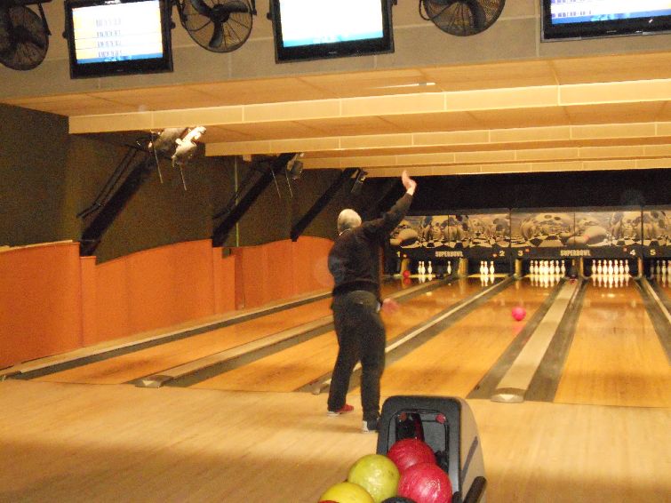 BB13_002.jpg - Geert aan het bowlen