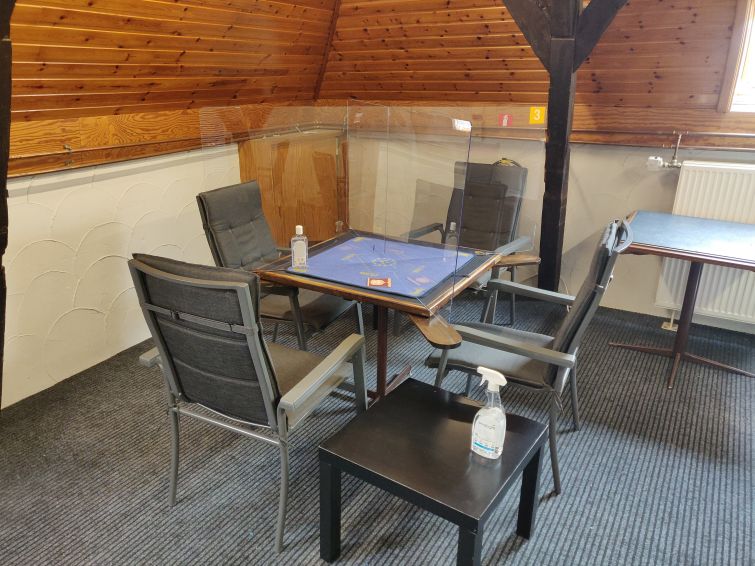 2020A013.jpg - Elke tafel met handgel en ontmettingsmiddel
