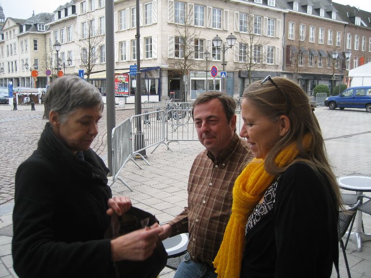 Dames2013_06.jpg - Kristien, Wim en Katrin staan buiten te roken
