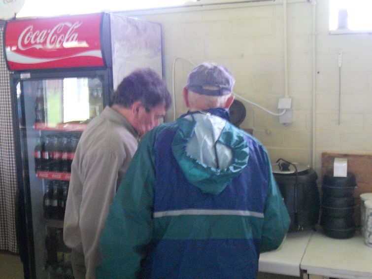 FietsIndiv_002.jpg - Raf en Willy zetten koffie