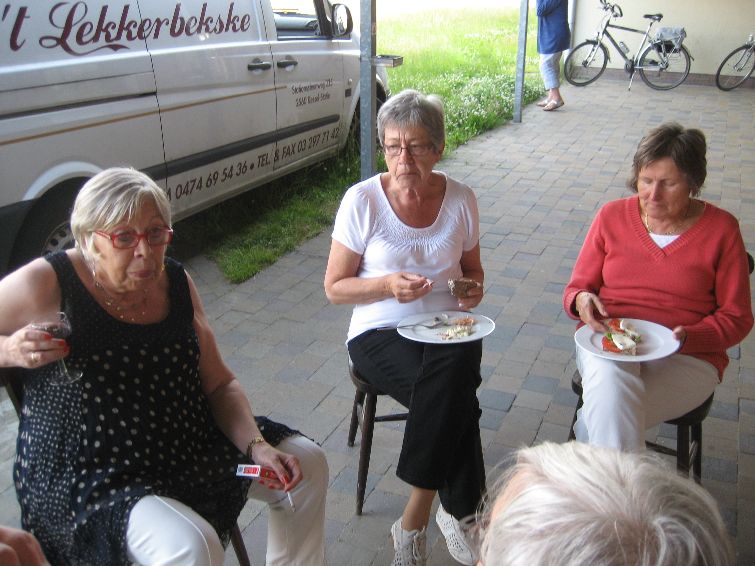 FI2013_60.jpg - Buiten nog wat genieten van een dessertje