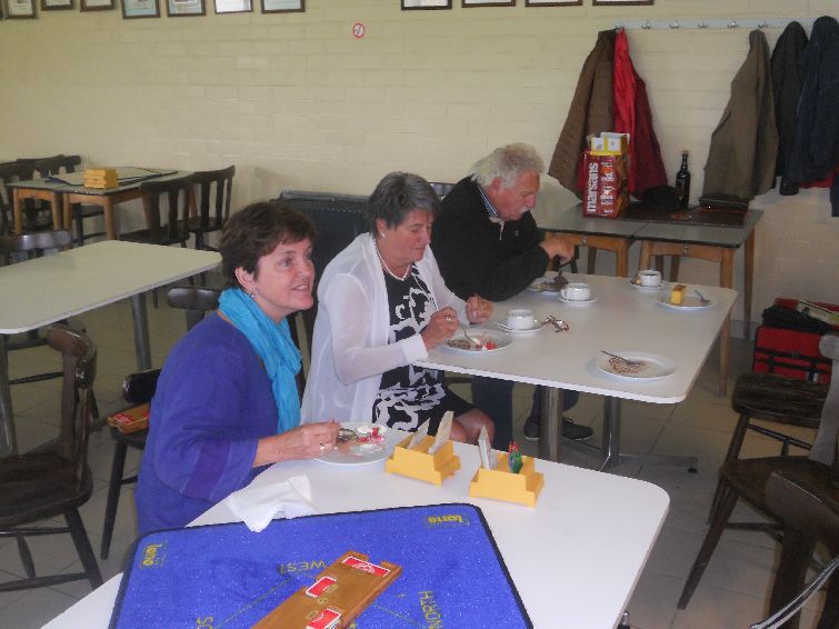 FI2014_33.jpg - Marie-Christine, Maria en Leo genieten van het dessertje