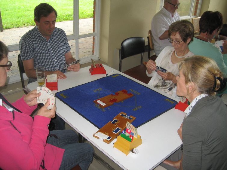 FI2014_63.jpg - Jenny en Hilda spelen tegen Wim en Ann