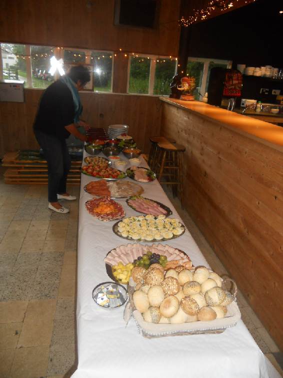 FI2016_016.jpg - Het buffet staat klaar