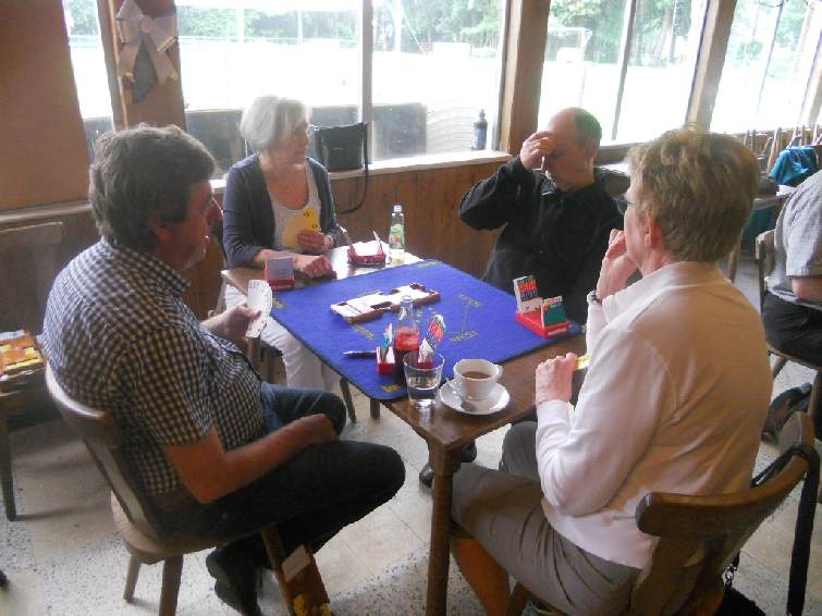 FI2016_034.jpg - Wim en Danny spelen tegen Annemie en Mariette