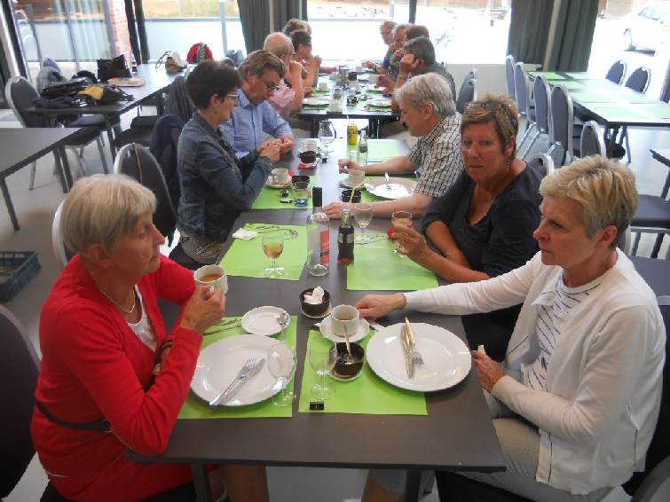 FI17_21.jpg - Het middagmaal is een koud buffet