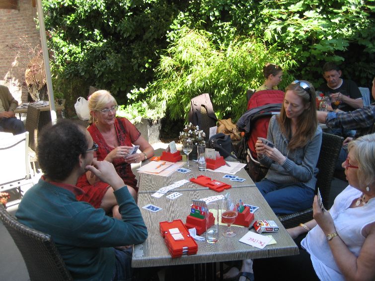 Kroeg2012_33.jpg - Marina en Ghislaine spelen buiten tegen Rutger en Caroline