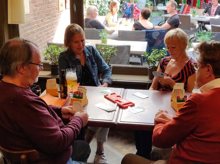 KT19-18.jpg - Katrin speelt met Tony tegen Rita en Ronald 