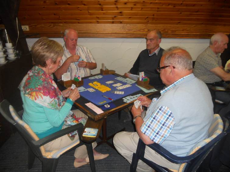 Mar2016_008.jpg - Patrick en Yves spelen tegen Jeanine en Guy