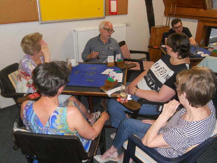 MDS_044.jpg - Rudi en Inge spelen tegen Astrid en Anne-Marie, Hilda kijkt toe