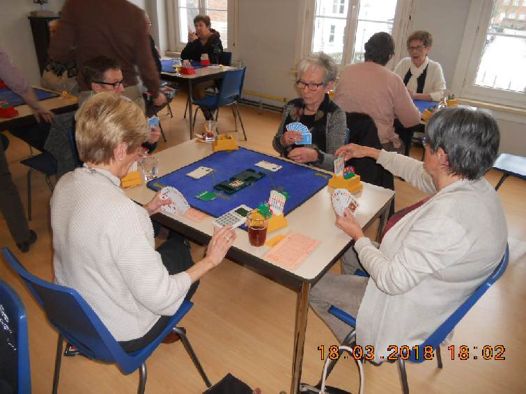 RVdE_28.jpg - Ook beneden wordt er gespeeld, Monique en Min tegen Agnes en Maria