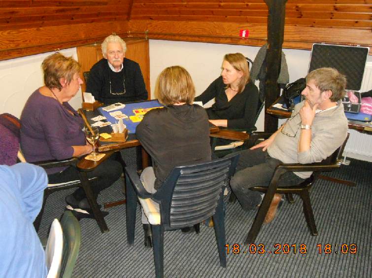 RVdE_49.jpg - Monique en Katrin tegen Leo en Els, Danny kijkt toe